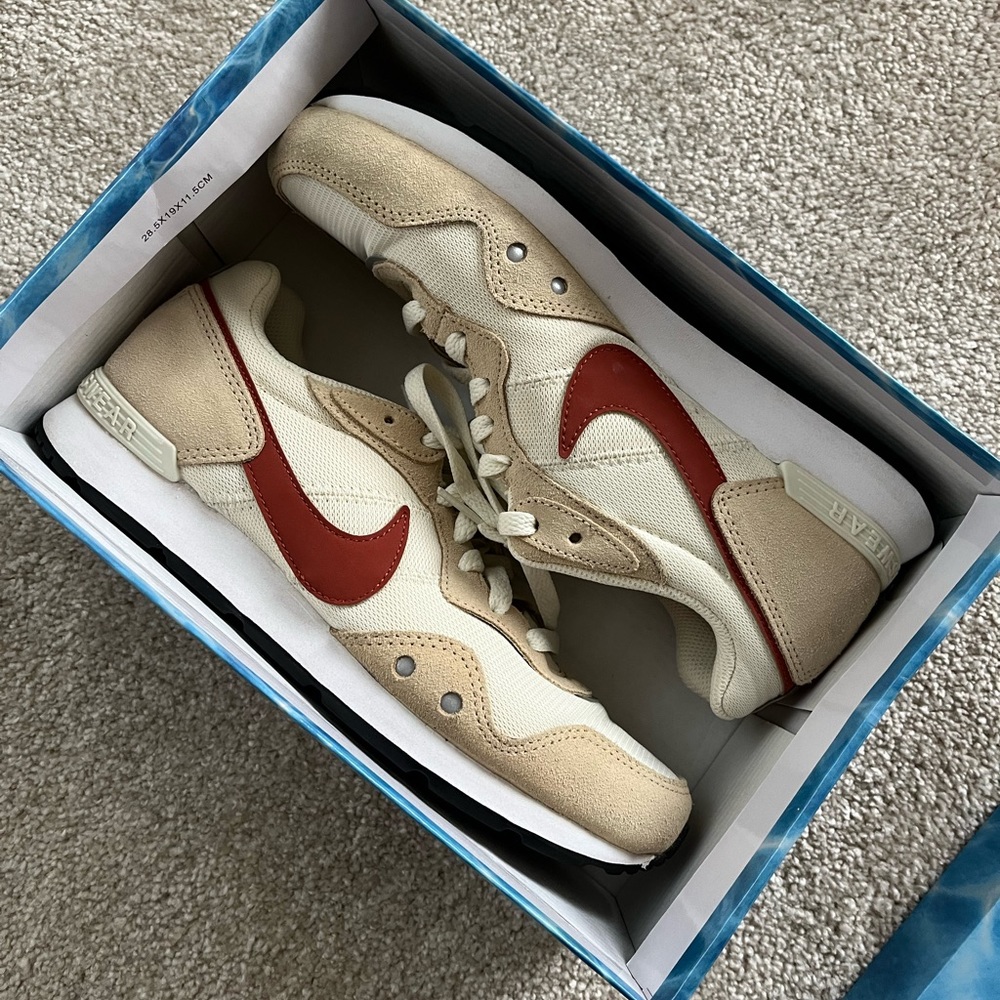 Nike Venture Runner ‘Coconut Milk’ Women Size 8